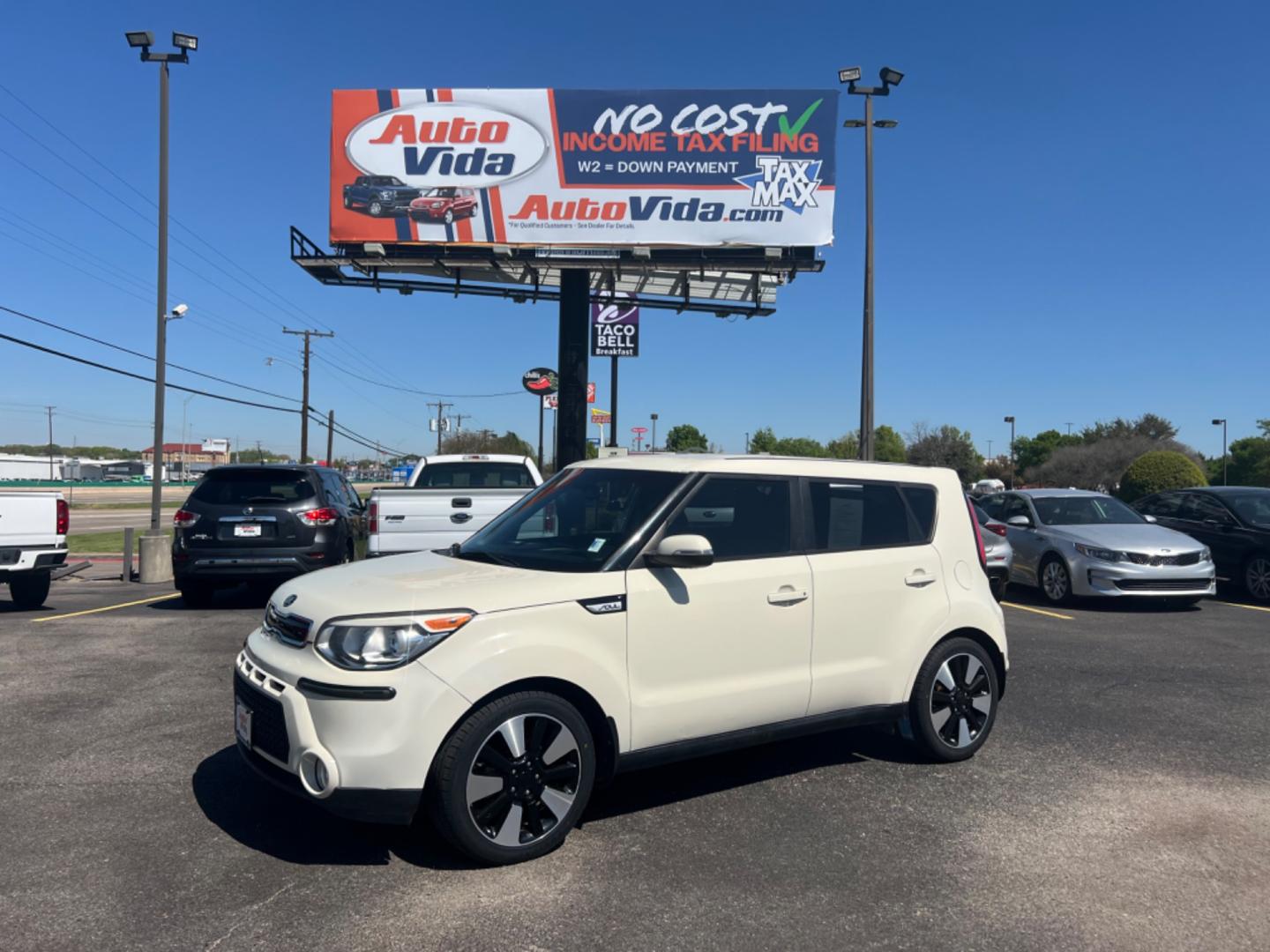 2015 WHITE Kia Soul ! (KNDJX3A59F7) with an 2.0L L4 DOHC 16V engine, 6-Speed Automatic transmission, located at 420 I-35E, Lancaster, TX, 75146, (469) 297-4144, 32.593929, -96.823685 - Photo#0